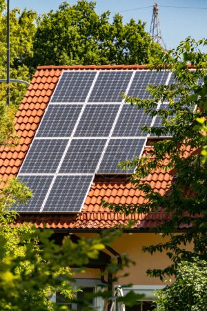 Foto de Instalación de paneles fotovoltaicos de energía solar montados en un techo de la casa para convertir la energía solar en electricidad como recurso sostenible - Imagen libre de derechos