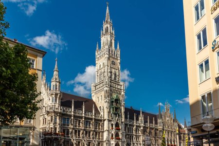 Téléchargez les photos : Extérieur de la tour de la nouvelle mairie avec fond nuageux, Munich, Bavière, Allemagne. - en image libre de droit