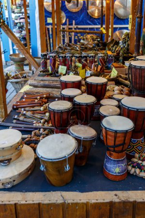 Foto de Selección de diferentes instrumentos musicales para la venta, incluyendo tambores, panderetas, símbolos, viento de madera y sonajeros - Imagen libre de derechos