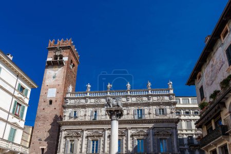Téléchargez les photos : Grande cathédrale historique en pierre sur ciel bleu clair pendant la journée avec de nombreux bâtiments environnants - en image libre de droit
