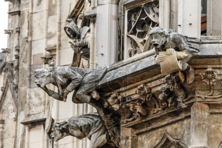 Téléchargez les photos : Sculptures de gargouille sur la façade gothique européenne de l'église de l'architecture médiévale - en image libre de droit