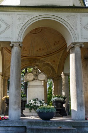 Téléchargez les photos : Arc en marbre soutenu par des colonnes ioniques simples - en image libre de droit