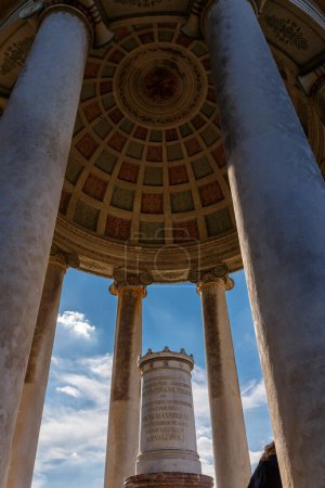 Téléchargez les photos : Coupole sur colonnes au-dessus d'un monument ou d'un mémorial avec un piédestal inscrit au centre contre un ciel bleu nuageux vu sous un angle bas - en image libre de droit