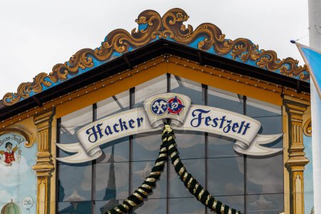 Téléchargez les photos : Sur la traditionnelle Oktoberfest à Munich avec des milliers personnes boire une bonne bière - en image libre de droit