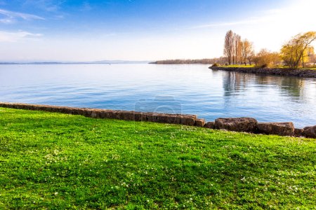 Téléchargez les photos : Vue panoramique du lac Neuchâtel, Romande, Suisse. - en image libre de droit