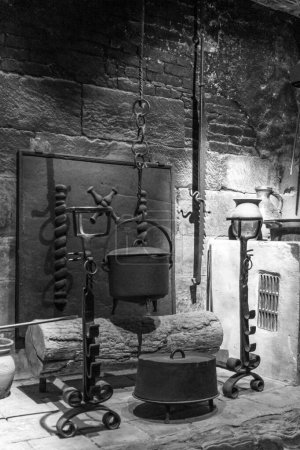 Foto de Vista interior en blanco y negro de la cocina medieval en el castillo. - Imagen libre de derechos
