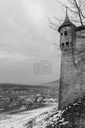 Téléchargez les photos : Vue en noir et blanc du bastion sur le vieux château avec campagne hivernale en arrière-plan. - en image libre de droit