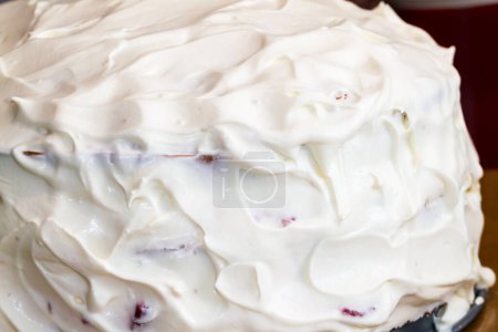 Téléchargez les photos : Gros plan d'un délicieux gâteau à la crème isolé sur un plateau d'argent. - en image libre de droit