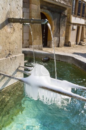 Téléchargez les photos : Formation de glace sur une fontaine d'eau douce. - en image libre de droit