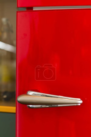 Téléchargez les photos : Extrême Fermer Nature morte de poignée en argent poli sur la porte de l'appareil frigorifique rouge avec espace de copie - en image libre de droit
