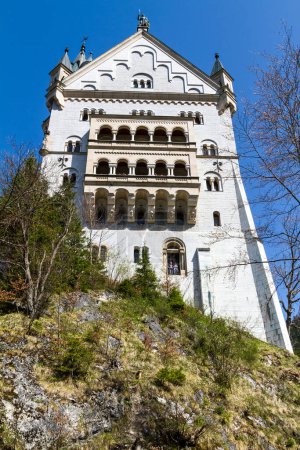 Foto de Castillo de Neuschwanstein que muestra detalles de la arquitectura y el patio. - Imagen libre de derechos