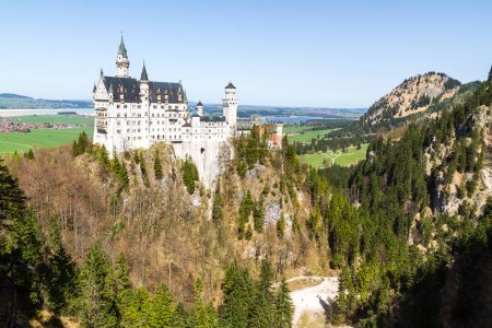 Téléchargez les photos : Vue panoramique du château de Neuschwanstein avec fond bleu ciel, Bavière, Allemagne. - en image libre de droit