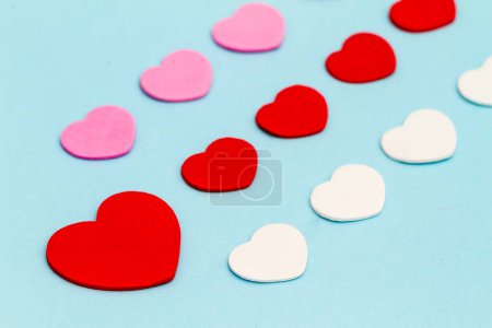 Téléchargez les photos : Lignes de cœurs d'amour décoratifs de différentes couleurs sur fond bleu clair. - en image libre de droit