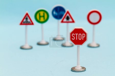 Téléchargez les photos : Panneaux d'avertissement de rue Toy avec panneau stop au premier plan - en image libre de droit