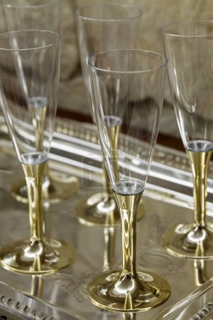 Téléchargez les photos : Ensemble d'élégants verres à champagne dorés sur un plateau en argent. - en image libre de droit