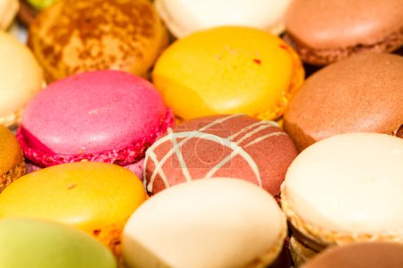 Téléchargez les photos : Groupe de pralines décoratives sucrées Macarons. - en image libre de droit