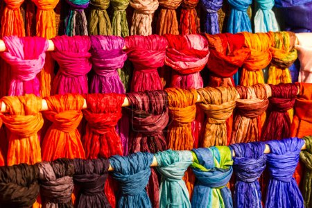 Téléchargez les photos : Foulards en soie colorés exposés - en image libre de droit