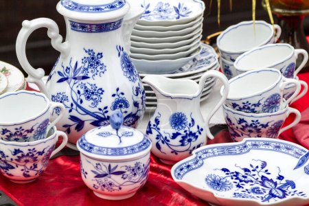 Téléchargez les photos : Un ensemble de poteries en porcelaine bleue et blanche. - en image libre de droit