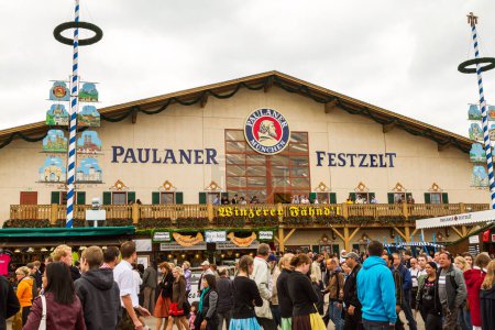 Téléchargez les photos : Sur la traditionnelle Oktoberfest à Munich avec des milliers personnes boire une bonne bière - en image libre de droit