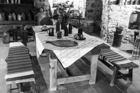 Téléchargez les photos : Tables et bancs dans la cuisine d'un ancien château médiéval en Slovaquie. - en image libre de droit