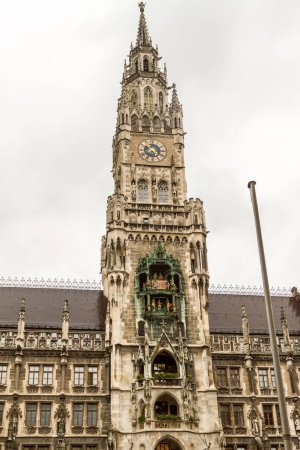 Téléchargez les photos : Vue en angle bas de la vieille tour de l'horloge de l'hôtel de ville à Munich, Bavière, Allemagne. - en image libre de droit