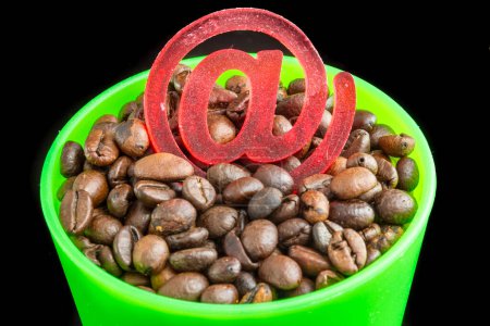 Téléchargez les photos : Symbole e-mail 3d rouge sur les grains de café marron - en image libre de droit