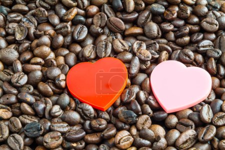Téléchargez les photos : Coeurs rouges et roses sur grains de café - en image libre de droit