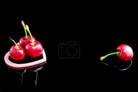 Téléchargez les photos : Cerises rouges et coeur en plastique - en image libre de droit