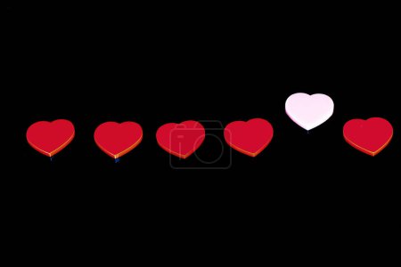 Téléchargez les photos : Coeurs colorés en plastique dans un fond noir - en image libre de droit
