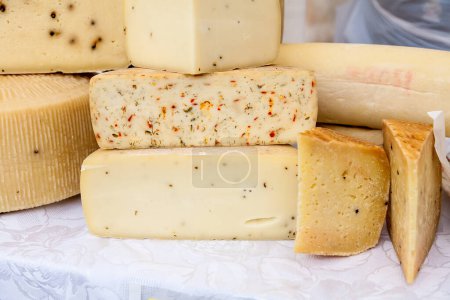Téléchargez les photos : Tas de fromage italien mûr - marché de produits artisanaux du sud de l'Italie - en image libre de droit
