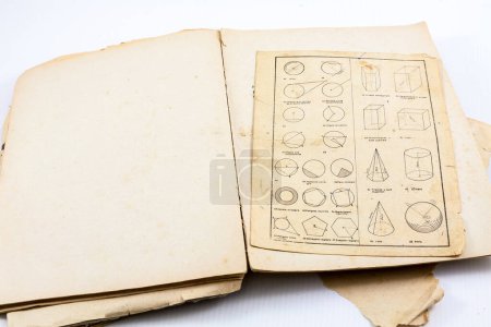 Téléchargez les photos : Livre antique avec diagrammes de géométrie sur papier vieilli - en image libre de droit