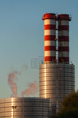 Téléchargez les photos : Une paire de cheminées de fumée dans le ciel. - en image libre de droit