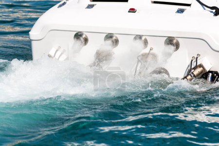 Téléchargez les photos : Les échappements d'un bateau à moteur. - en image libre de droit