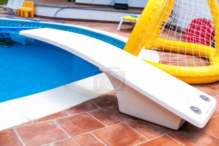 Téléchargez les photos : Un bon plan d'une piscine avec plongeoir - en image libre de droit
