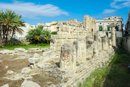 Téléchargez les photos : Temple grec antique apollo ruines dans la ville de Syracuse Italie - en image libre de droit