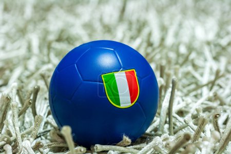 Foto de Pelota de fútbol azul con bandera de Italia en un campo de plata. - Imagen libre de derechos
