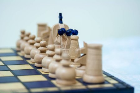 Téléchargez les photos : Quelques pièces d'échecs en bois prêtes à être jouées - en image libre de droit