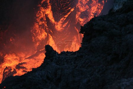 Téléchargez les photos : Magma de lave vulcaine Etna en Sicile - en image libre de droit