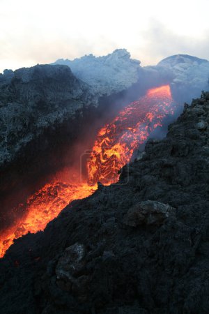 Foto de El magma que fluye del monte. Etna. - Imagen libre de derechos