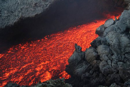 Foto de Primer plano del flujo de lava volcánica roja en el paisaje rocoso. - Imagen libre de derechos