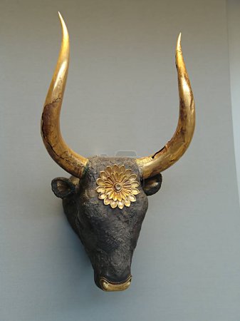 Téléchargez les photos : Statue de tête de taureau avec or doré sur les cornes et le nez dans le musée à Olympia, Grèce. - en image libre de droit
