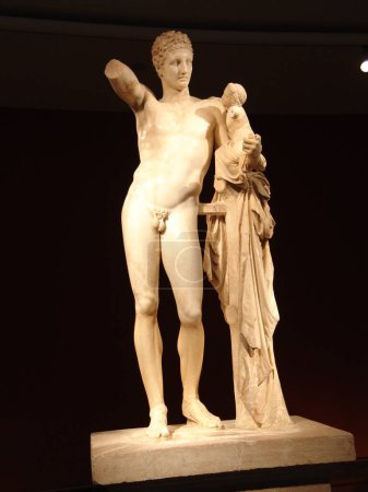 Téléchargez les photos : Statue grecque antique dans l'acropole de Corinthe - en image libre de droit