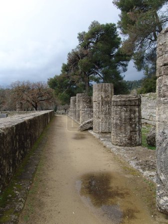 Téléchargez les photos : Ruines de pierre à Olympie antique, Grèce par temps nuageux. - en image libre de droit