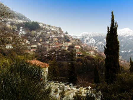 Téléchargez les photos : Petit village dans les montagnes de Grèce - en image libre de droit