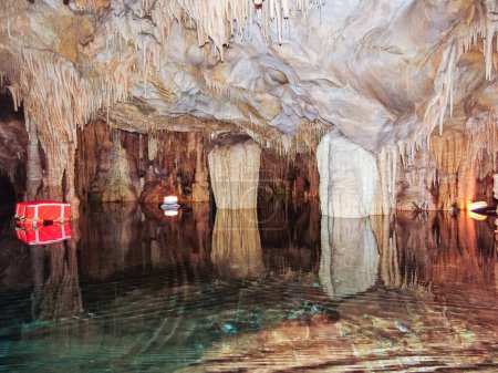 Téléchargez les photos : Les grottes de Diros sont peut-être le site naturel le plus important de Grèce. - en image libre de droit