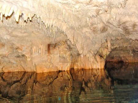 Téléchargez les photos : Les grottes de Diros sont peut-être le site naturel le plus important de Grèce. - en image libre de droit
