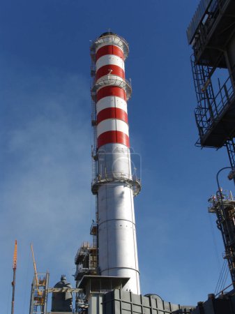 Téléchargez les photos : Un four industriel à cheminée dans une grande usine d'hydrogène. . - en image libre de droit