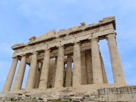 Téléchargez les photos : Le temple d'Athéna Parthène, le Parthénon, est maintenant une ruine située au sommet de l'Acropole d'Athènes. Le Parthénon a été construit pour abriter une énorme statue d'or et d'ivoire de la déesse Athéna, patronne de la polis d'Athènes. La polis était le distinctif des Grecs - en image libre de droit