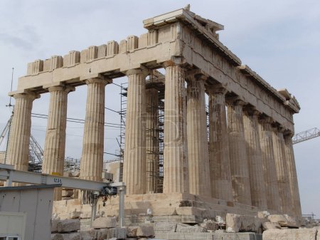 Téléchargez les photos : Le temple d'Athéna Parthène, le Parthénon, est maintenant une ruine située au sommet de l'Acropole d'Athènes. Le Parthénon a été construit pour abriter une énorme statue d'or et d'ivoire de la déesse Athéna, patronne de la polis d'Athènes. La polis était le distinctif des Grecs - en image libre de droit