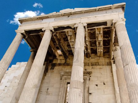 Téléchargez les photos : Détails d'un ancien portique grec en ruine avec colonnes. - en image libre de droit